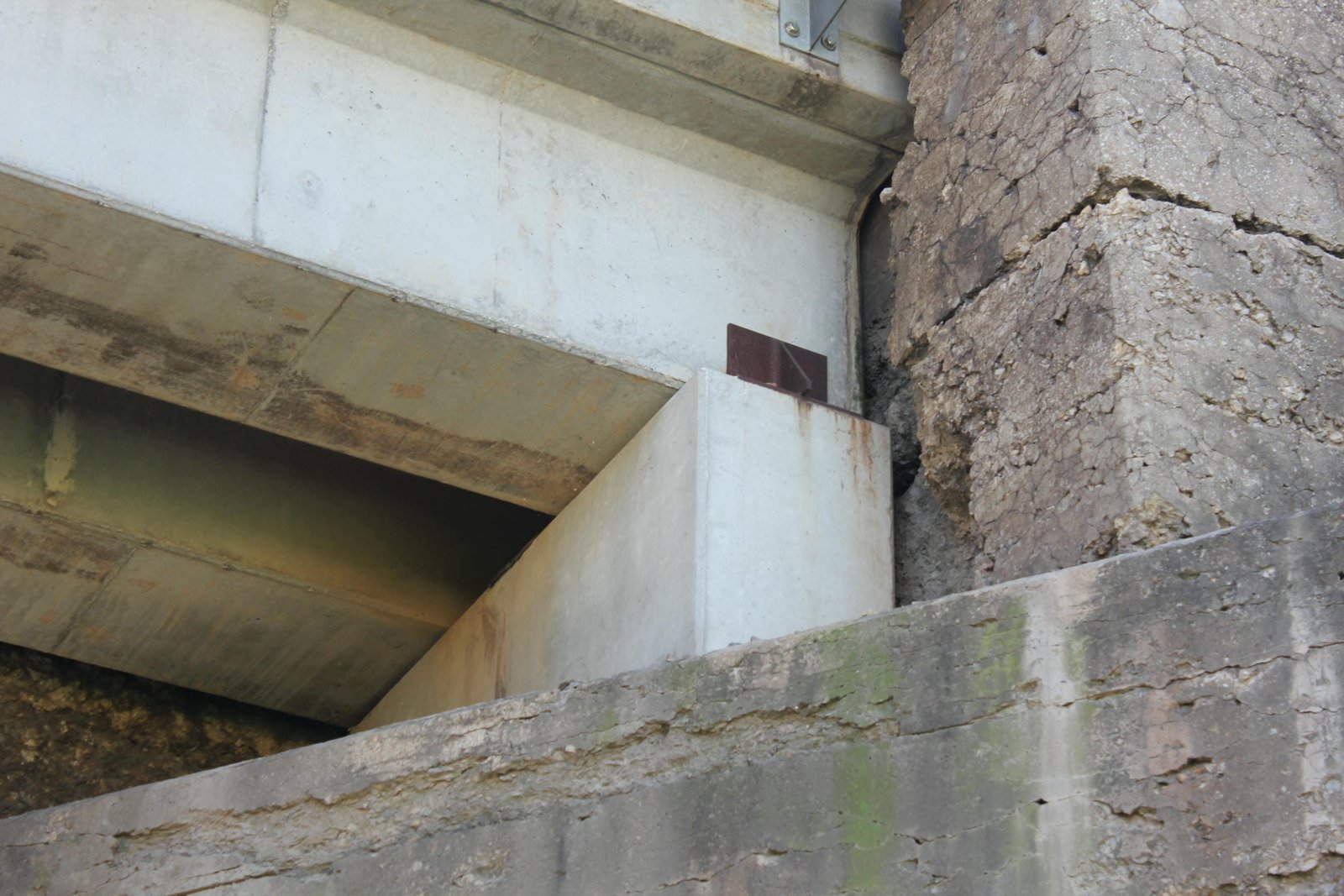 Riser supporting north track span